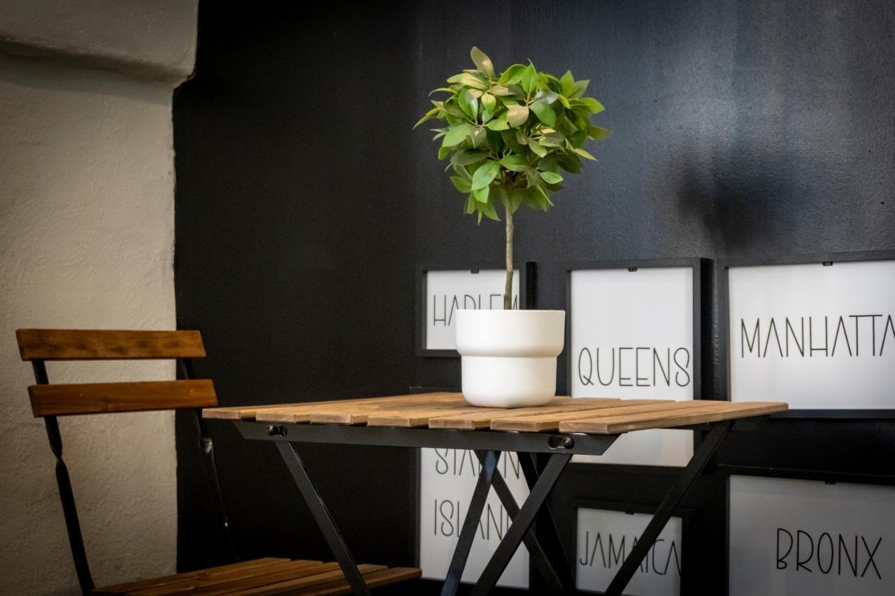 Superbe Appartement Avec Patio Nîmes Esterno foto