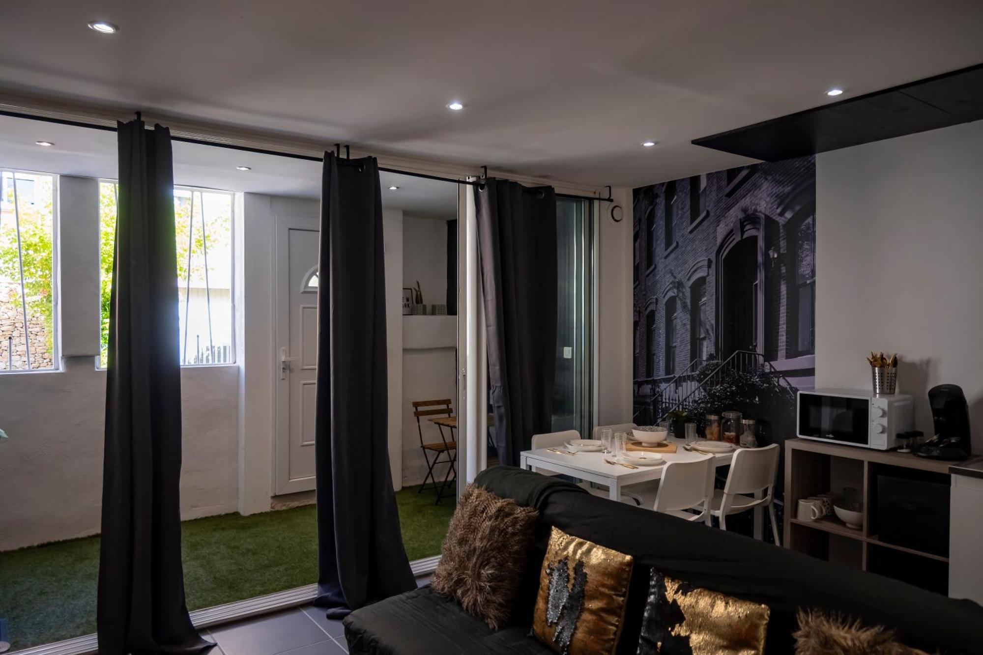 Superbe Appartement Avec Patio Nîmes Esterno foto